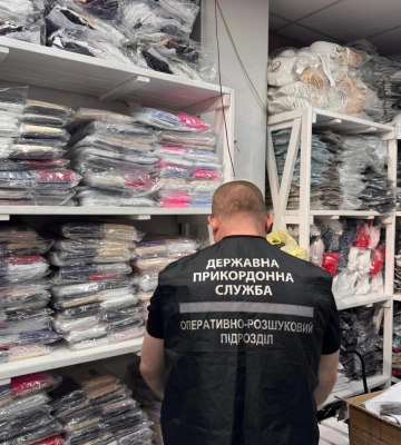 Підприємицю з Луцька спіймали на масштабній контрабанді одягу з Польщі