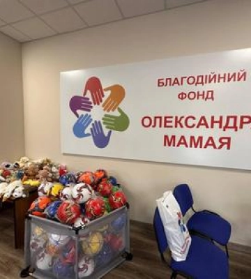 Екс-мер Полтави Олександр Мамай почав роздачу шкільних наборів: скільки коштує та що всередині