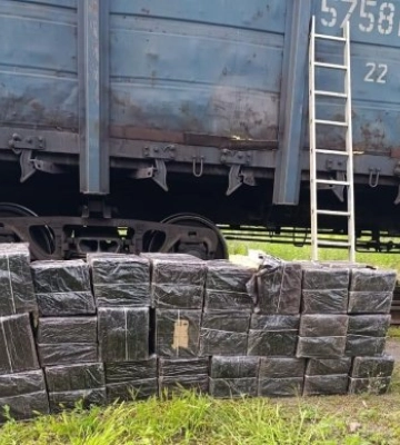 Контрабандна пастка під рудою: на Закарпатті митники відкопали понад 10 тисяч пачок сигарет