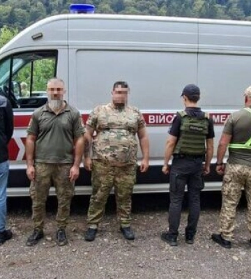 Фейкове авто медевакуації, на якому хотіли вивезти за кордон чоловіка, затримали на Закарпатті. ФОТО