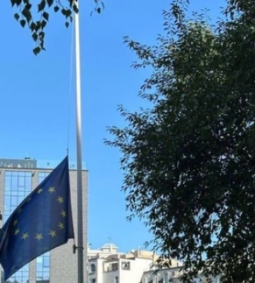 Іноземні посольства приспустили прапори у День жалоби в Києві