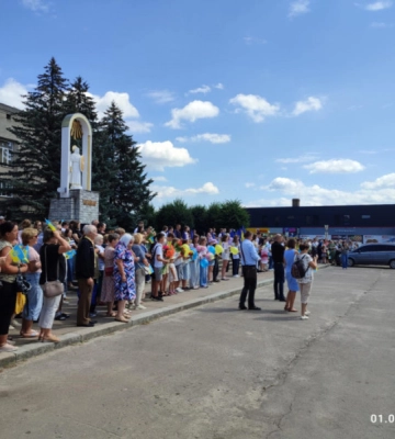 Обійми та квіти: у селищі на Волині зустріли звільненого з полону захисника
