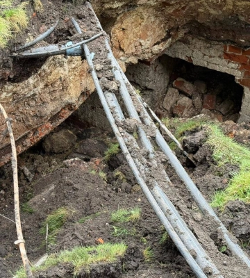 В харьковском сквере &quot;Стрелка&quot; обнаружили старинные катакомбы 