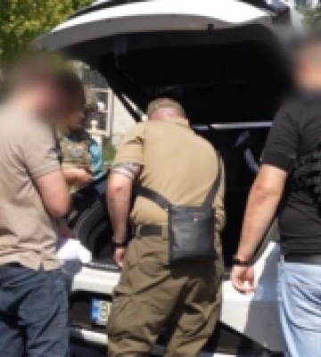 В Одесі поліція та СБУ викрили злочинну групу, яка за хабарі допомагала чоловікам призовного віку уникнути мобілізації