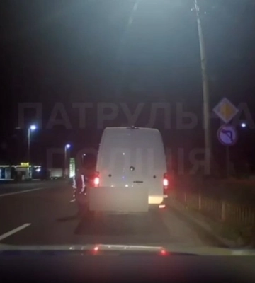 Водій буса на Рівненщині на розірваному колесі втікав від поліції (ВІДЕО)