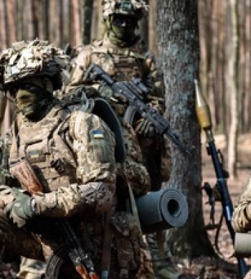 Оптоволокно и мотоциклы: военный рассказал как меняется тактика РФ в Харьковской области