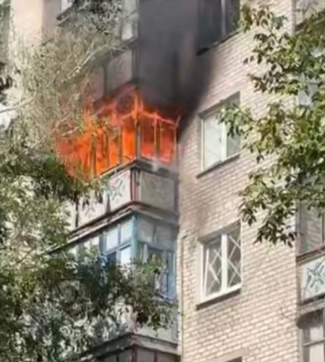 В Краматорске российский дрон попал в многоэтажный дом: горят квартиры