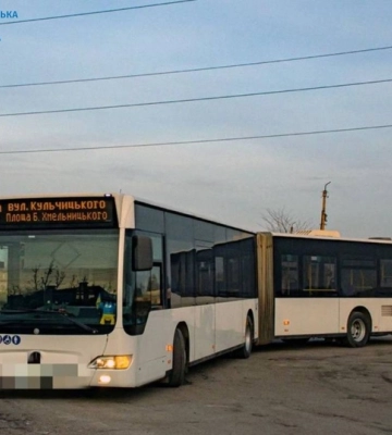На закупівлі автобусів-«гармошок» двоє посадовців у Кропивницькому завдали збитків на понад 12 млн грн