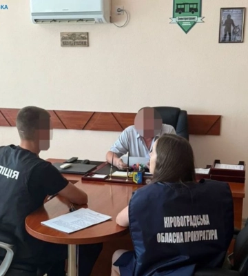 На Кіровоградщині чотирьох людей підозрюють у незаконному видобутку піску з Дніпра: серед них депутат