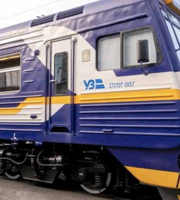 На залізничній станції Жмеринка сталася аварія - зійшли з рейок вагон і секція електровоза