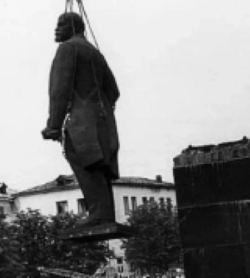 Ленінопад: 35 років тому у Шептицькому знесли перший пам&#039;ятник