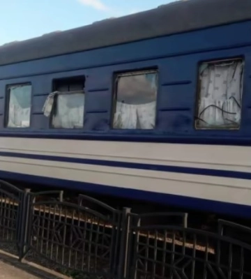 Росіяни вдарили по залізничному вокзалу в Сумах та пошкодили потяг з пасажирами