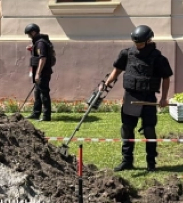 В Острозі під час земляних робіт знайшли старий артилерійський снаряд