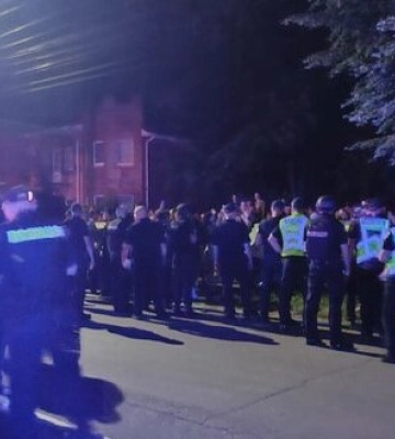 Сотні людей зібралися у Вінниці біля місцевого стадіону: вимагають звільнити чоловіків, ймовірно, затриманих ТЦК. ФОТОрепортаж