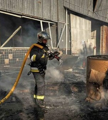 Гасили більше доби: на Київщині ліквідували пожежу на підприємстві, що виникла внаслідок обстрілу