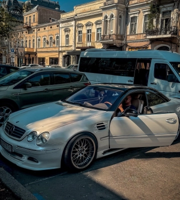 Люкс из 2000-х: в Украине заметили редкий 500-сильный Mercedes с тюнингом 
