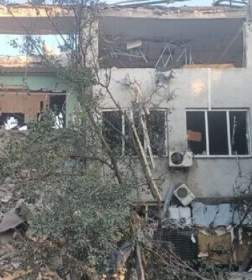 Ворог атакував Костянтинівку авіабомбами: пошкоджено заклад освіти, зруйновано адмінбудівлю міськгазу. ФОТОрепортаж