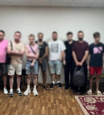 Чоловіків, які влаштували стриптиз у гей-клубі Києва в день жалоби, доставлено у ТЦК