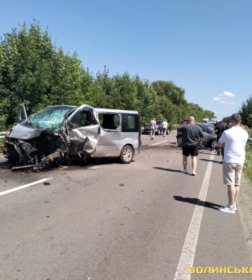 Зіткнулися бус і легковик: у Луцькому районі в ДТП загинуло двоє людей