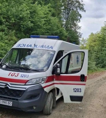 Трирічний хлопчик із Закарпаття заклеїв очі суперклеєм
