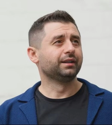 Арахамія заявив, що членство Олексія Кузнєцова у фракції «Слуга народу» призупинили на фоні заяв НАБУ та САП Арахамія заявив, що членство Олексія Кузнєцова у фракції «Слуга народу» призупинили на фоні заяв НАБУ та САП