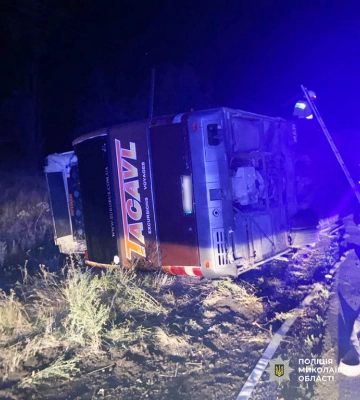 На Миколаївщині внаслідок ДТП перекинувся автобус із пасажирами (ФОТО) На Миколаївщині внаслідок ДТП перекинувся автобус із пасажирами (ФОТО)