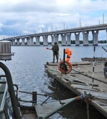 Оккупанты выложили запись удара по автомобильному мосту в Херсоне