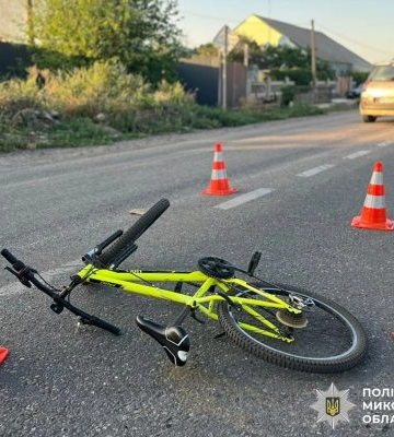 Водій BMW збив дитину та врізався в електроопору Водій BMW збив дитину та врізався в електроопору