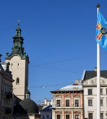 У центрі Львова підняли блакитний прапор з малиновим хрестом