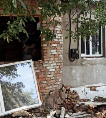 Росіяни атакували цивільну інфраструктуру на Сумщині: пошкоджено щонайменше 16 приватних будинків і транспорт. ФОТО