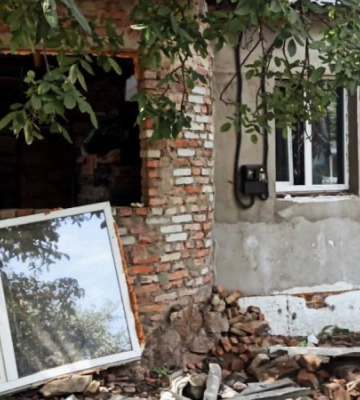 Росіяни атакували цивільну інфраструктуру на Сумщині: пошкоджено щонайменше 16 приватних будинків і транспорт. ФОТО