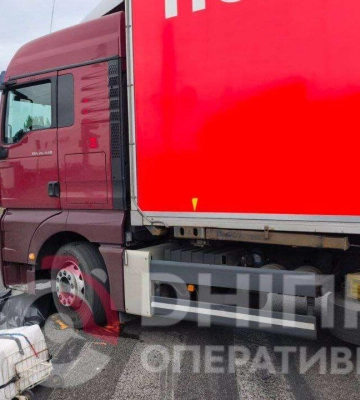 У Дніпрі на Донецькому шосе вантажівка &quot;Нової Пошти&quot; потрапила у смертельну ДТП: відео 18+