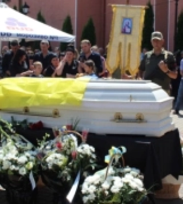 У Рахові попрощалися із юною захисницею Ангеліною Мартинюк. ФОТО