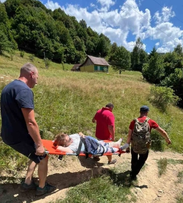 На Рахівщині допомогли жінці, яка отримала перелом ноги