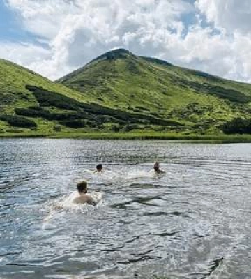 Чому не можна купатися у гірських озерах і як це впливає на екологію