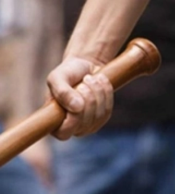 У селі Бузьке невідомі з битами напали на військових