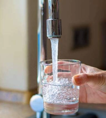 Ставлять під дощ відра та парасолі: через брак води у Донецьку люди почали запасатися дощовою