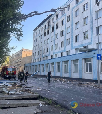 Удар по Одещині: спалахнула пожежа на радіоринку, пошкоджено будинок