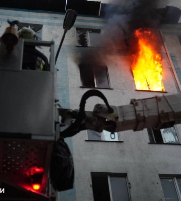 Ворог атакував Одесу та район шахедами:  горіли радіоринок і гуртожиток, фото