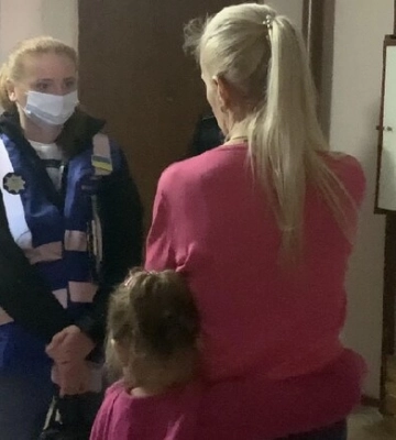 В Киеве из неблагополучной семьи изъяли 5-летнюю девочку и собак