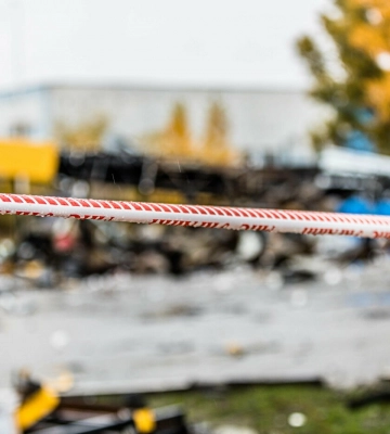 «Буквально кілька днів тому шиномонтаж відкрив, тільки-но вивіску встановив, а тепер все знищене», – дніпрянин Роман