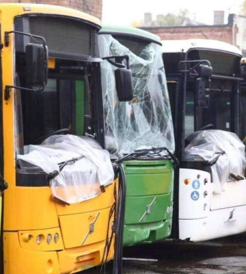 Як у Дніпрі відновлюється автотранспортне підприємство, яке постраждало після ракетного удару російських терористів
