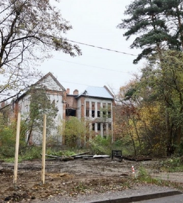 У Брюховичах під забудову зносять школу і понад 3.4 га лісу