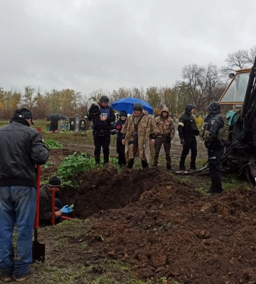 “Скинули, як дрова”: 17 тіл бійців ЗСУ знайшли в одній ямі на Харківщині