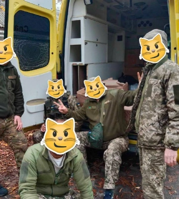 Одесская епархия УПЦ передала 3 медицинских автомобиля и гумпомощь на передовую