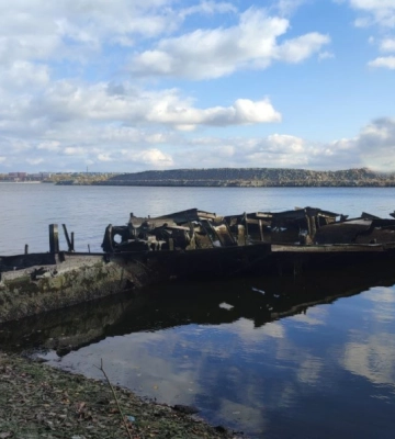 Неймовірне падіння рівня води у Дніпрі: на ж/м Перемога сплив дуже старий пароплав