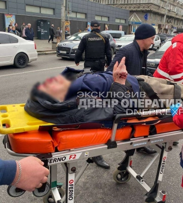 На проспекті Поля у Дніпрі BMW збив дідуся: відео моменту