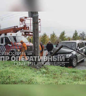 У Дніпрі Mitsubishi врізався в стовп