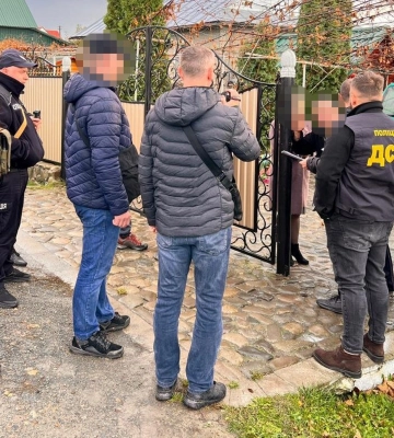 Працівницю чернівецької митниці затримали за переправу ухилянтів до Румунії