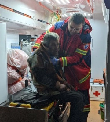 Розклав багаття в погребі: на Волині рятувальники визволили із задимленого приміщення безхатька
